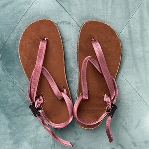 Earth Runner Sandals size 6